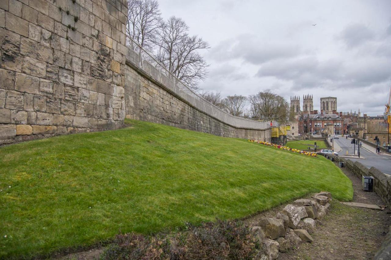 St Helen'S House With Minster Views Apartment York Bagian luar foto